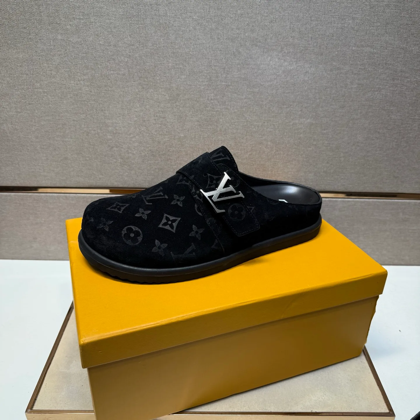 Men's men's shoes 💰pp540 [LV～] Men's casual half slippers 2025z cabinet sales simultaneously 🔶Size: 39-44 #️⃣ 🔷4 colors🔜The upper is made of multi-material splicing ➕Genuine leather lining, comfortable and breathable, sole: original comfortable and wear-resistant outsole, ⚠️Real thing📱Photographed🎬The real thing is better📢📢📢